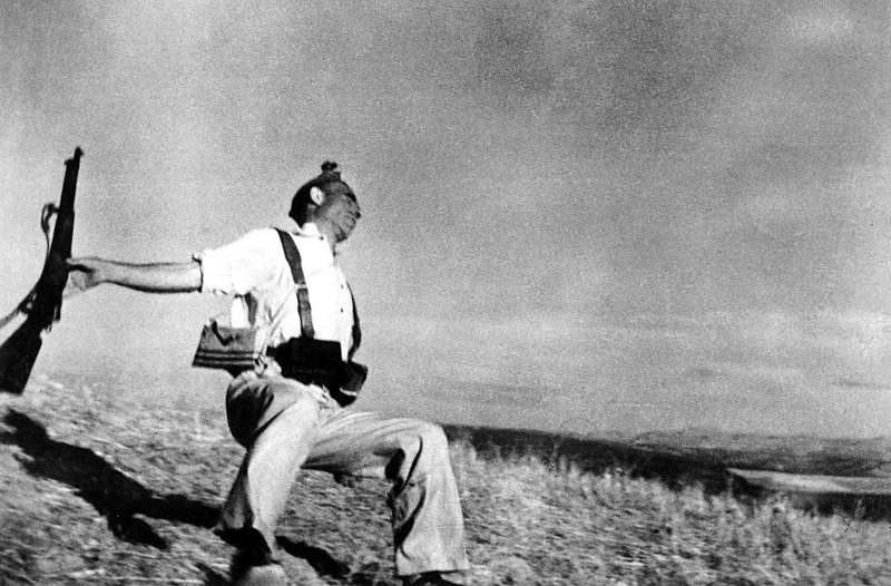 Illustration for article titled Hungría homenajea la foto más icónica de la Guerra Civil Española con esta escultura horrorosa